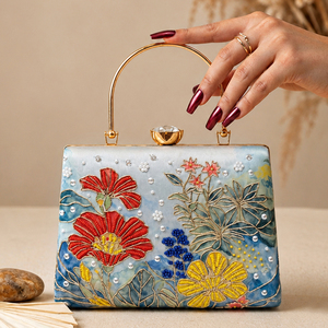 Pochette brodée artistique à motifs floraux bleus, sac de créateur fait main - Product Image 1