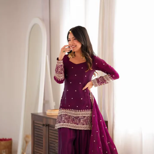 Conjunto de vestido Anarkali de seda romana bordada con pantalón y dupatta, ropa étnica premium, silueta acampanada hasta el suelo, atuendo elegante para fiestas. - Product Image 1