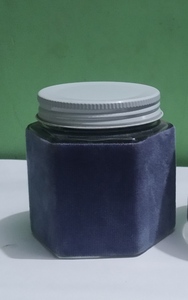 เทียนหอมในโถหนังลายหนังจระเข้สีดำพร้อมฝาโลหะ - Product Image 3
