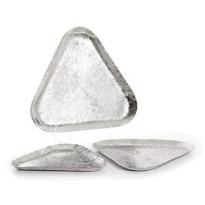Elegante Bandeja Triangular Plateada con Acabado Texturizado Radiante de Rayos de Sol, de Alta Calidad, Perfecta para Decoración de Mesas Modernas - Product Image 4
