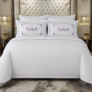 Funda de Almohada Violet Harmony, Diseño de Flores Violetas de Lujo, Tela de Poliéster Premium, Tacto Suave, Duradera - Product Image 5