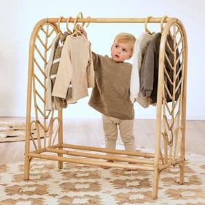 Porte-vêtements en rotin tressé pour boutique de détail, prix abordable, fabrication artisanale. - Product Image 3