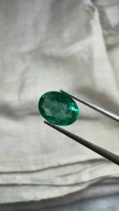 พลอยมรกตธรรมชาติจากเหมืองแซมเบีย รับรองโดย GIA น้ำหนัก 1 กะรัต รูปทรงวงรี สีเขียว สำหรับทำแหวนหรือจี้ งานสั่งทำพิเศษ พร้อมคุณสมบัติการเปลี่ยนสี - Product Image 6