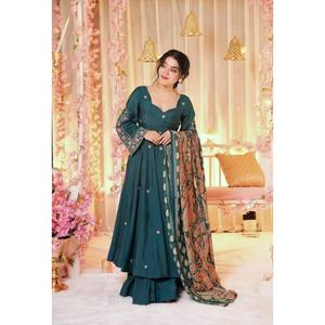 ชุดเดรส Anarkali ไซส์ XL สำหรับงานปาร์ตี้ พร้อมผ้าคลุมไหล่ ปักลายด้วยงานปักเลื่อม - Product Image 6
