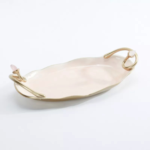 Plateau de service ovale en argent de qualité supérieure avec poignée en feuille d'or, parfait pour la décoration de la maison et comme accent de table à manger, à prix raisonnable. - Product Image 3