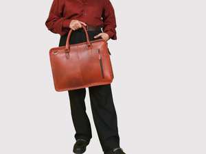 กระเป๋าถือผู้ชายยอดนิยม หนังแท้สั่งทำพิเศษ น้ำหนักเบา พกพาสะดวก ทนทาน คุณภาพสูง สีและโลโก้สั่งทำได้ - Product Image 4