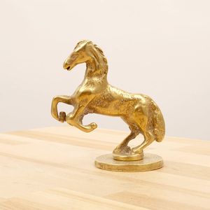 Centre de table en laiton en forme de cheval, objet décoratif pour la décoration traditionnelle de la maison et la mise en valeur de tables de luxe - Product Image 1