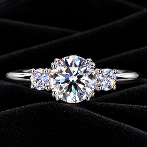 Anillo de Compromiso Laysware Clásico con Tres Piedras de Moissanita Corte Brillante Redondo, Elegante Banda de Eternidad para Mujer - Product Image 1