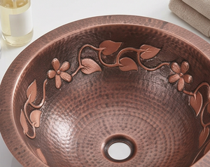 Évier de cuisine rond en cuivre fait main élégant avec motif floral, finition mate, à poser sur le comptoir, à cuve unique, style rustique - Product Image 2