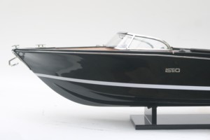 RIVA ISEO Pintado en Negro - Maqueta de Lancha Rápida de Madera Hecha a Mano para Colección, Regalo Empresarial Navideño Global, Estilo Náutico - Product Image 4