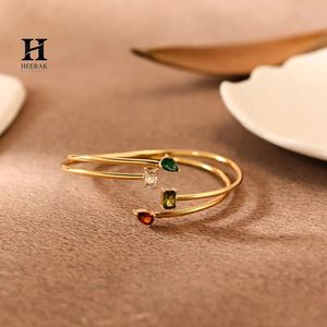 Bracelet ouvert Toi et Moi en or 14 carats avec deux pierres, émeraude et diamant taille poire - Product Image 3