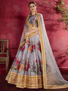 ชุดเลเฮนกาโชลีผ้าไหมลายดอกพิมพ์ดิจิทัลพรีเมียม ขอบประดับเลื่อมสีทอง สไตล์วินเทจหรูหราแบบปากีสถาน สำหรับงานปาร์ตี้และงานแต่งงาน ปี 2026 - Product Image 2