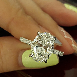 Anillo de compromiso de diamante ovalado de 8 quilates con el mejor diseño, oro macizo de 18 quilates, engaste de puntas, banda pavé, joyería fina clásica para mujer - Product Image 1