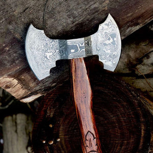 Hacha de doble cabeza de acero de Damasco con patrón de acero premium y mango ergonómico de madera para uso profesional en exteriores. - Product Image 1