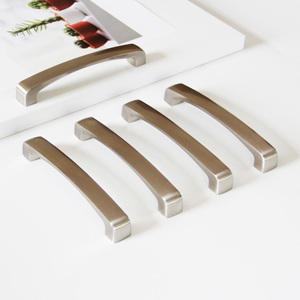 Tirador de arco minimalista de aleación de zinc con acabado de níquel satinado para muebles de cocina y baño, disponible para OEM - Product Image 3