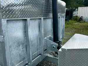 รถพ่วงฟาร์มคุณภาพสูงจากโรงงานพร้อมจำหน่าย รถพ่วงดั๊มพ์ข้างสูงขนาด 7x14 และรถพ่วงดั๊มพ์สำหรับรถแทรกเตอร์ขนาด 6x12 - Product Image 3