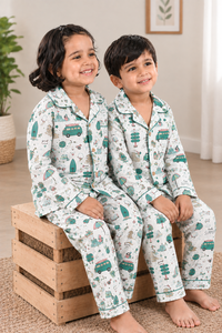 Passendes bedrucktes Pyjama-Set für Kinder, Jungen und Mädchen, langärmliges Schlafanzug-Set mit Knopfleiste, süßes Cartoon-Auto-Print-Nachtwäsche-Set - Product Image 2