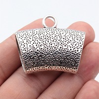 Support de tube en forme d'éventail texturé 43x36x15mm en alliage de zinc argent antique avec boucle de suspension pour écharpes et bijoux en cordon