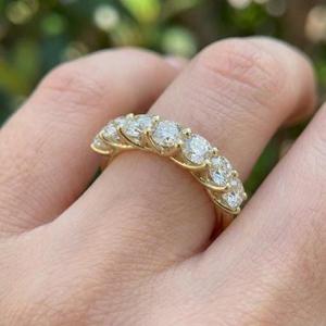 Anillo de Diamantes Redondos de Siete Piedras en Oro Amarillo, Anillo de Compromiso con Garras Compartidas, Elegante Anillo de Aniversario, Joyería Nupcial Minimalista, Regalo - Product Image 1