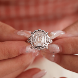 Bague en or blanc 18 carats de 4,5 ct, style victorien d'inspiration antique, avec un solitaire de forme coussin allongé et un serti en filigrane orné - Product Image 1