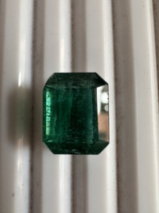 Pierre précieuse naturelle en émeraude verte taillée en octogone de 7,82 carats, pierre brute pour la fabrication de bijoux fins, fournisseur de pierres précieuses en gros B2B - Product Image 4