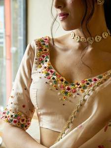 Blusa de Saree con Estampado Floral de Seda Brillante, Diseño Elegante para Uso Diario, Oficina y Fiestas - Product Image 5