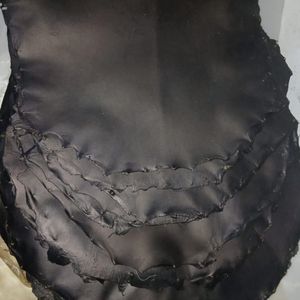 Piel de cabra redonda y peluda, probablemente destinada como reemplazo de la cabeza de tambor para un djembé u otro tambor africano. Pieles negras. - Product Image 1