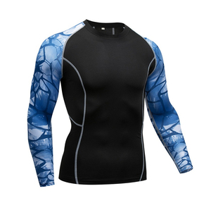 Rashguards de alta demanda para hombre, personalizados con sublimación en las mangas, ropa de natación y fitness a precios muy económicos. - Product Image 4