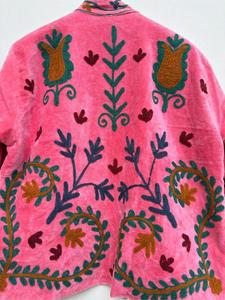เสื้อแจ็คเก็ตกำมะหยี่สีชมพูพรีเมียมปักลายซูซานี  ลายดอกไม้ แขนยาว คอตั้ง ทำมือ สไตล์โบฮีเมียน เสื้อโค้ทฤดูหนาวสำหรับผู้หญิง - Product Image 5
