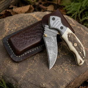 Cuchillo plegable de acero de Damasco con mango de estagio y funda de cuero para bushcrafting - Product Image 4