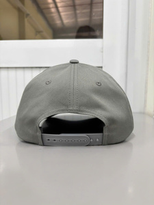Casquette de golf personnalisée à 5 panneaux, visière incurvée, performance optimisée, logo brodé en relief, ajustable, en sergé de polyester, pour le sport - Product Image 3