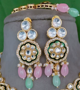 Ensemble de collier et de boucles d'oreilles élégant de qualité supérieure plaqué or avec des pierres Kundan pour la collection de vêtements de mariage pour femmes - Product Image 2