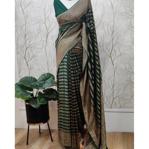 ผ้าไหมซารีงานดีไซเนอร์ ประดับด้วยงานปักดิ้นและเลื่อม พร้อมเสื้อท่อนบนแบบยังไม่เย็บติด สีเขียว - Product Image 2