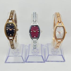 0979-B Dernières montres tendance pour femmes, boîtier tonneau en alliage, bracelet en alliage, mouvement à quartz, petites montres pour femmes - Product Image 3