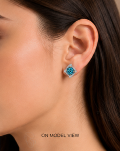Lujosos pendientes de diamantes azules con montura geométrica de oro blanco de 18 quilates y engaste de oro amarillo, con diamantes redondos en forma de halo. - Product Image 6