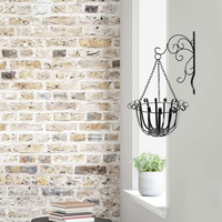 Support de suspension élégant en métal noir pour pot de fleurs avec accents décoratifs en spirale, chaîne à trois points et base de support pour balcon et jardin