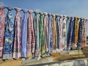 Sarongs imprimés faits à la main en Inde, paréos, écharpes, vêtements de plage pour femmes, sarongs en gros - Product Image 2