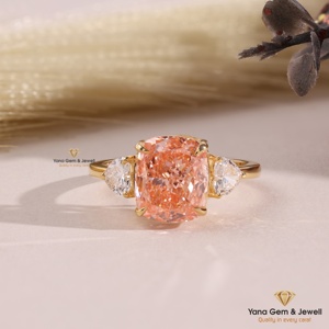 แหวนทองคำแท้ 14K น้ำหนัก 4.00 กะรัต ดีไซน์ทรงคุชชั่นสุดพิเศษ ประดับเพชร VS2 ความใสระดับ VS2 สีชมพูสดใส ผลิตด้วยเทคนิค CVD ได้รับการรับรองจาก IGI - Product Image 1