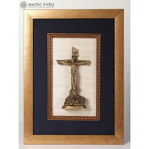 Crucifix à cadre en bois de 17 pouces Tenture murale Oeuvre religieuse traditionnelle pour la décoration intérieure - Product Image 4