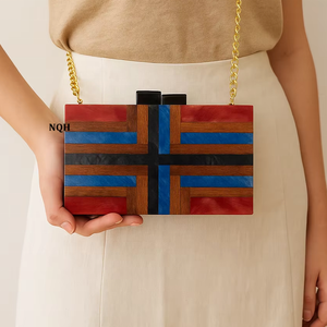 Pochette de soirée de luxe faite à la main en bois et résine, durable et écologique, motif à pois, sac à bandoulière avec chaîne, fermeture ouverte, logo personnalisé - Product Image 1