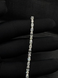 สร้อยข้อมือเทนนิสทองคำขาว 18K ดีไซน์หรูหรา ประดับเพชร IGI Certified Lab Grown Diamonds น้ำหนัก 4.93 กะรัต เหมาะสำหรับงานฉลองครบรอบ งานเลี้ยงสังสรรค์ หรือสวมใส่ในชีวิตประจำวัน สไตล์เหนือกาลเวลา - Product Image 6