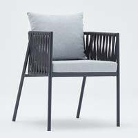 Fauteuil de salon moderne en corde avec pieds en métal, dossier solide et accoudoirs rembourrés, design tropical, siège de loisirs extérieur
