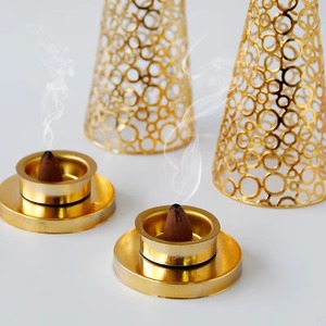 Brûleur d'encens en forme de cône doré avec design en maille étoilée, support décoratif d'aromathérapie, utilisation toute saison - Product Image 4
