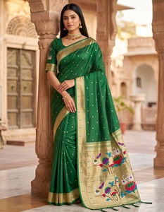 Sari indien en soie verte douce et lustrée, style Banarasi, pour mariage, tenue traditionnelle indienne pour femmes, matériaux recyclés - Product Image 1