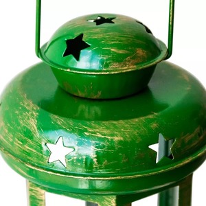 Lanterne en métal vert avec découpes en forme d'étoile, porte-bougie durable pour la décoration de la maison - Product Image 2