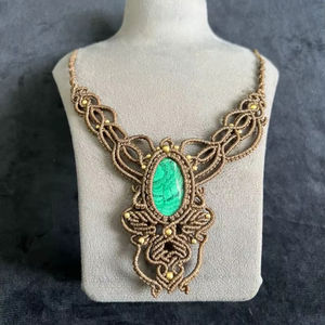 Collier Statement en Macramé Fait Main avec Malachite, Cordon Marron Bohème, Bijou Artisanal en Pierre Précieuse, Cristal de Guérison, Vente en Gros - Product Image 1