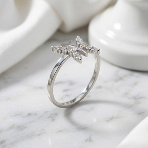 Anillo de Diamantes Redondos de 0.30CTW con Diseño de Mariposa, Oro de 14K, Diamantes Cultivados en Laboratorio, Color E-F, Claridad VVS2, Banda Minimalista Inspirada en la Naturaleza para Mujer - Product Image 3