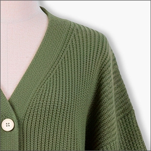 Cardigan en tricot brodé à col en V et lacets pour femme, tendance, avec logo personnalisé, en coton patchwork anti-plis pour l'hiver - Product Image 3