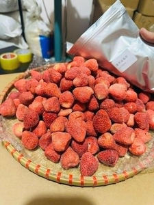 สตรอว์เบอร์รีอบแห้งรสหวานอมเปรี้ยว ปราศจาก GMO ผลไม้เคลือบน้ำตาล ผลไม้อบแห้งธรรมชาติ บรรจุภัณฑ์สุญญากาศ - Product Image 4