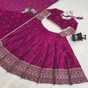 Conjunto de Lehenga Choli de Seda Satinada VASTRA COTTAGE con Bordado de Hilo y Dupatta de Georgette, Ropa Festiva para Bodas para Mujer - Product Image 5